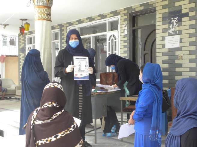 Trainer from A4J telling women how to stay safe from coronavirus 